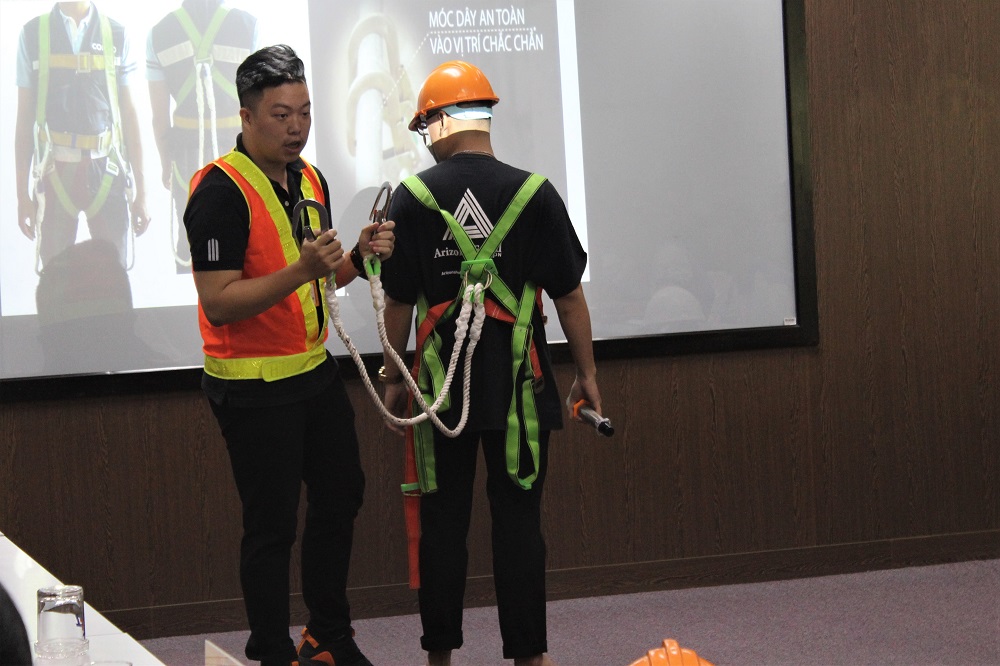 Các đội trình bày phần thi tổ chức huấn luyện an toàn lao động với các chủ đề được đưa ra bởi Ban tổ chức