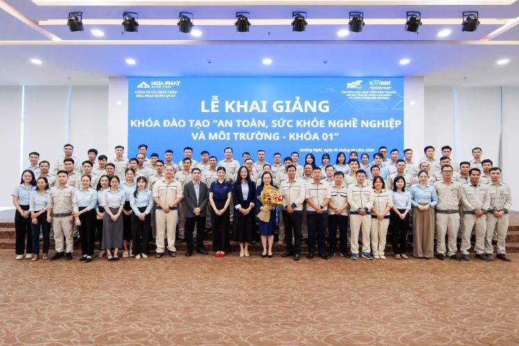 Ngày 03/8/2026, Trung tâm An toàn lao động và Công nghệ môi trường (COSENT) – Trường Đại học Tôn Đức Thắng (TDTU) phối hợp với Công ty Cổ phần Thép Hòa Phát Dung Quất (Khu kinh tế Dung Quất, xã Vạn Tường, tỉnh Quảng Ngãi) tổ chức Lễ khai giảng khóa học An toàn, Sức khỏe nghề nghiệp và Môi trường (Occupational Safety, Health and Environment – OSHE) dành cho đội ngũ cán bộ chuyên trách của Công ty.